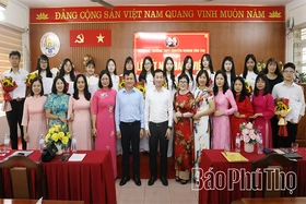 Kết nạp Đảng cho 21 học sinh trường THPT Chuyên Hoàng Văn Thụ