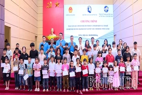 Trao quà cho 200 trẻ em có hoàn cảnh khó khăn tại xã Cẩm Khê