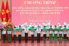 Chúc mừng và trao thưởng cho Công an tỉnh Phú Thọ có thành tích xuất sắc trong công tác đấu tranh phòng, chống tội phạm