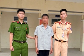 Phát hiện thí sinh sử dụng camera cúc áo để gian lận thi sát hạch lái xe