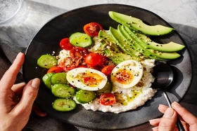 Bữa sáng chọn trứng hay sữa chua Hy Lạp để cung cấp protein tốt nhất?