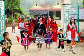 Thu Cúc&nbsp;chăm lo cho&nbsp;sự nghiệp giáo dục