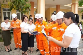 Điện lực Cẩm Khê tuyên truyền đảm bảo an toàn hành lang lưới điện