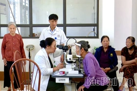 Tổ chức khám mắt miễn phí cho người dân xã Bình Phú