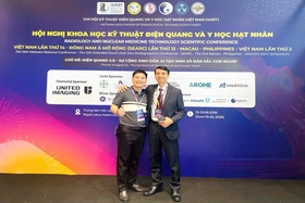 Đại diện Bệnh viện Hữu nghị Lạc Việt ghi dấu ấn với giải thưởng Báo cáo xuất sắc nhất