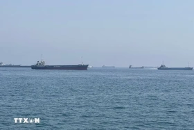 Lượng dầu vận chuyển qua eo biển Hormuz vượt 10 triệu thùng mỗi ngày