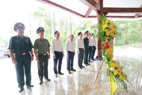 Đoàn đại biểu tỉnh Phú Thọ dâng hương tại Khu di tích Ngã ba Đồng Lộc