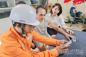 Điện lực Thanh Sơn tuyên truyền và hướng dẫn khách hàng sử dụng App EVN CSKH&nbsp;