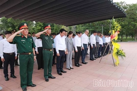 Đoàn đại biểu tỉnh Phú Thọ dâng hương tri ân các anh hùng liệt sĩ tại Quảng Trị