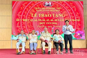 Đảng ủy xã Thái Hòa trao tặng Huy hiệu Đảng cho 29 đảng viên