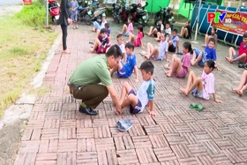 Công an xã dạy bơi miễn phí