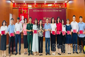 79 học viên được cấp Giấy chứng nhận hoàn thành lớp bồi dưỡng kiến thức quốc phòng và an ninh đối tượng 4