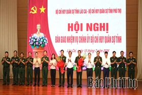 Bàn giao nhiệm vụ Chính ủy Bộ CHQS tỉnh Lào Cai