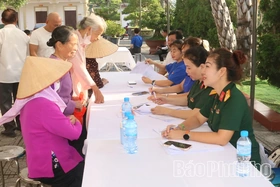 Khám bệnh, cấp phát thuốc miễn phí cho đối tượng chính sách tại xã Hy Cương
