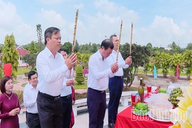 Phó Bí thư Thường trực Tỉnh ủy Bùi Văn Quang&nbsp;dâng hương các anh hùng liệt sĩ tại An Giang