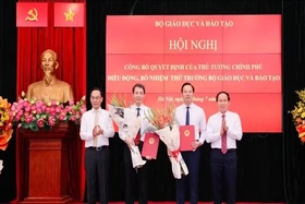 Công bố quyết định của Thủ tướng Chính phủ điều động, bổ nhiệm hai Thứ trưởng Giáo dục và Đào tạo