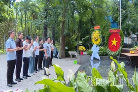 Đoàn đại biểu&nbsp;tỉnh Phú Thọ&nbsp;dâng hương tưởng niệm Anh hùng liệt sĩ tại công viên Lê Thị Riêng