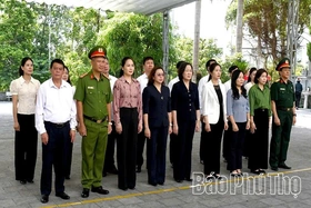 Đoàn đại biểu tỉnh Phú Thọ dâng hương tưởng niệm các Anh hùng liệt sĩ tại Vị Xuyên