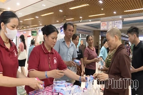 Phát cháo, sữa miễn phí cho bệnh nhân nghèo