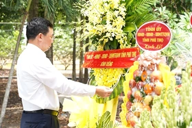 Đoàn công tác tỉnh Phú Thọ dâng hương tri ân các Anh hùng liệt sĩ tại Tây Ninh