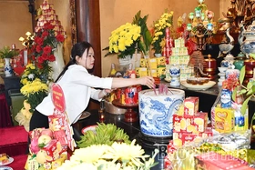 Đoàn đại biểu tỉnh Phú Thọ dâng hương tưởng niệm các Anh hùng liệt sĩ tại Điểm cao 468