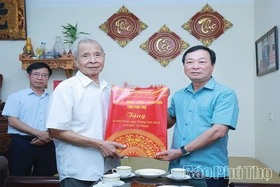 Phó Bí thư Thường trực Tỉnh ủy Bùi Văn Quang thăm, tặng quà người có công với cách mạng tại xã Bình Phú