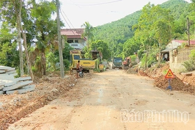 Tăng tốc thi công tuyến đường liên thôn hơn 12 tỷ đồng ở Yên Lập