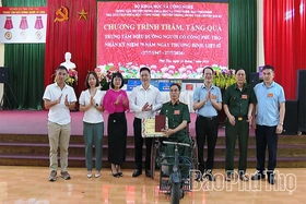 Thăm, tặng quà Trung tâm Điều dưỡng người có công Phú Thọ