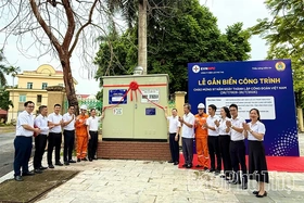 Công ty Điện lực Phú Thọ gắn biển công trình chào mừng 97 năm Ngày thành lập Công đoàn Việt Nam
