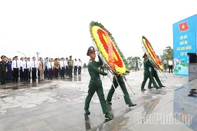 Lãnh đạo tỉnh Phú Thọ dâng hương tại Nghĩa trang Liệt sĩ Chiến dịch Hòa Bình