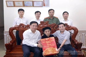 Chủ tịch UBND tỉnh Trần Duy Đông thăm, tặng quà gia đình chính sách tại xã Tam Dương