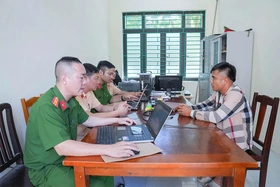 Khởi tố vụ án hình sự “chống người thi hành công vụ”, tạm giữ tài xế không có giấy phép lái xe liều lĩnh thông chốt cảnh sát giao thông, bỏ chạy