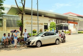 Lấn&nbsp;chiếm vỉa hè trước cổng bệnh viện, tiềm ẩn nguy cơ mất an toàn giao thông