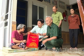 Trao 300 suất quà cho&nbsp;nạn nhân chất độc da cam có hoàn cảnh khó khăn