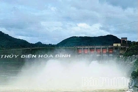 16 giờ ngày 6/8, mở một cửa xả đáy hồ thủy điện Hòa Bình