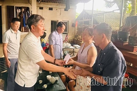 Kịp thời hỗ trợ gia đình bị thiệt hại do cháy nhà tại xã Đông Thành