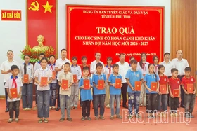 Trao quà cho học sinh có hoàn cảnh khó khăn tại xã Khả Cửu