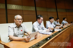 Đại biểu Quốc hội tỉnh Phú Thọ thảo luận ở hội trường về dự án luật