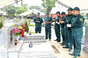 Những người lính “sao vuông” góp sức tìm tên các Anh hùng liệt sĩ