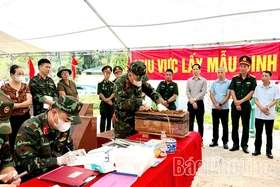 Lấy mẫu ADN hài cốt liệt sĩ chưa xác định danh tính tại phường Phúc Yên