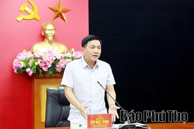 Phó Chủ tịch UBND tỉnh Vũ Việt Văn nghe báo cáo một số dự án nhà ở xã hội, phát triển đô thị