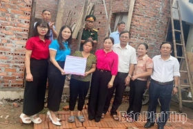Phường Việt Trì: Trao kinh phí hỗ trợ gia đình khó khăn xây dựng nhà ở