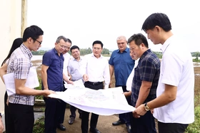 Phó Chủ tịch UBND tỉnh Vũ Việt Văn kiểm tra thực địa vị trí nghiên cứu quy hoạch điểm đổ chất thải rắn xây dựng và bùn thải