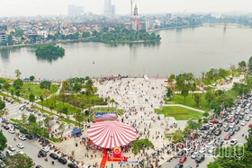 Phất cao ngọn cờ Tháng Tám