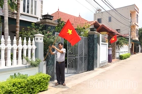 Cờ Tổ quốc trong mỗi nếp nhà