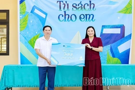 Trao tặng 1.000 đầu sách và 120 áo ấm cho học sinh xã Vân Sơn