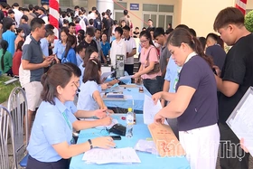 Trường Đại học Công nghiệp Việt Trì đón 1.656 tân sinh viên làm thủ tục nhập học
