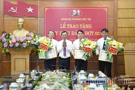 Phó Bí thư Thường trực Tỉnh ủy Bùi Văn Quang dự Lễ trao tặng Huy hiệu Đảng đợt&nbsp;2/9
