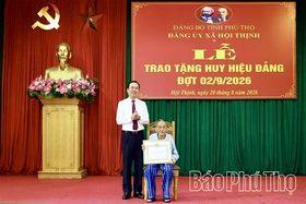 Phó Chủ tịch UBND tỉnh Quách Tất Liêm trao Huy hiệu Đảng tặng đảng viên Đảng bộ xã Hội Thịnh