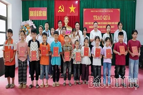 Trao&nbsp;20 suất quà&nbsp;cho học sinh&nbsp;có hoàn cảnh khó khăn&nbsp;tại xã Đức Nhàn